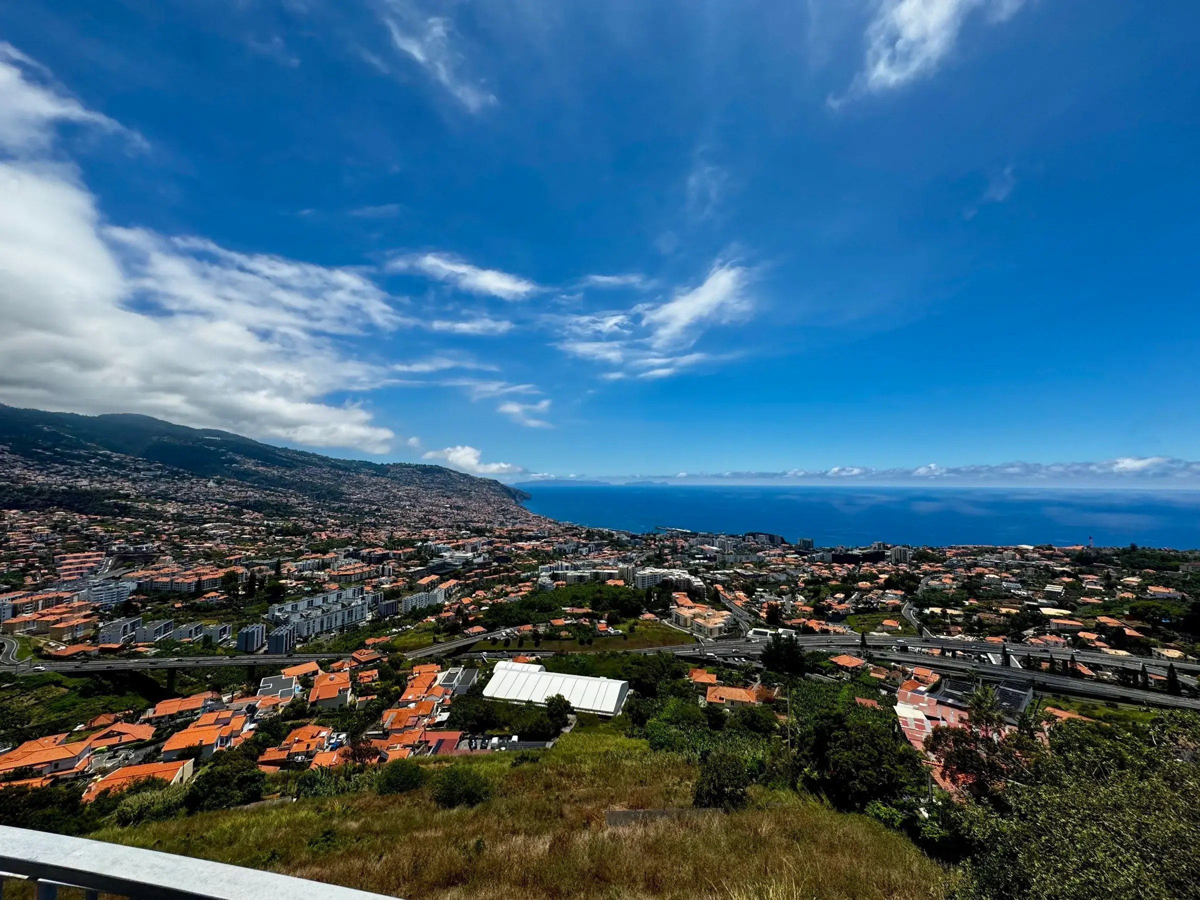 Blick über Funchal und den Atlantik