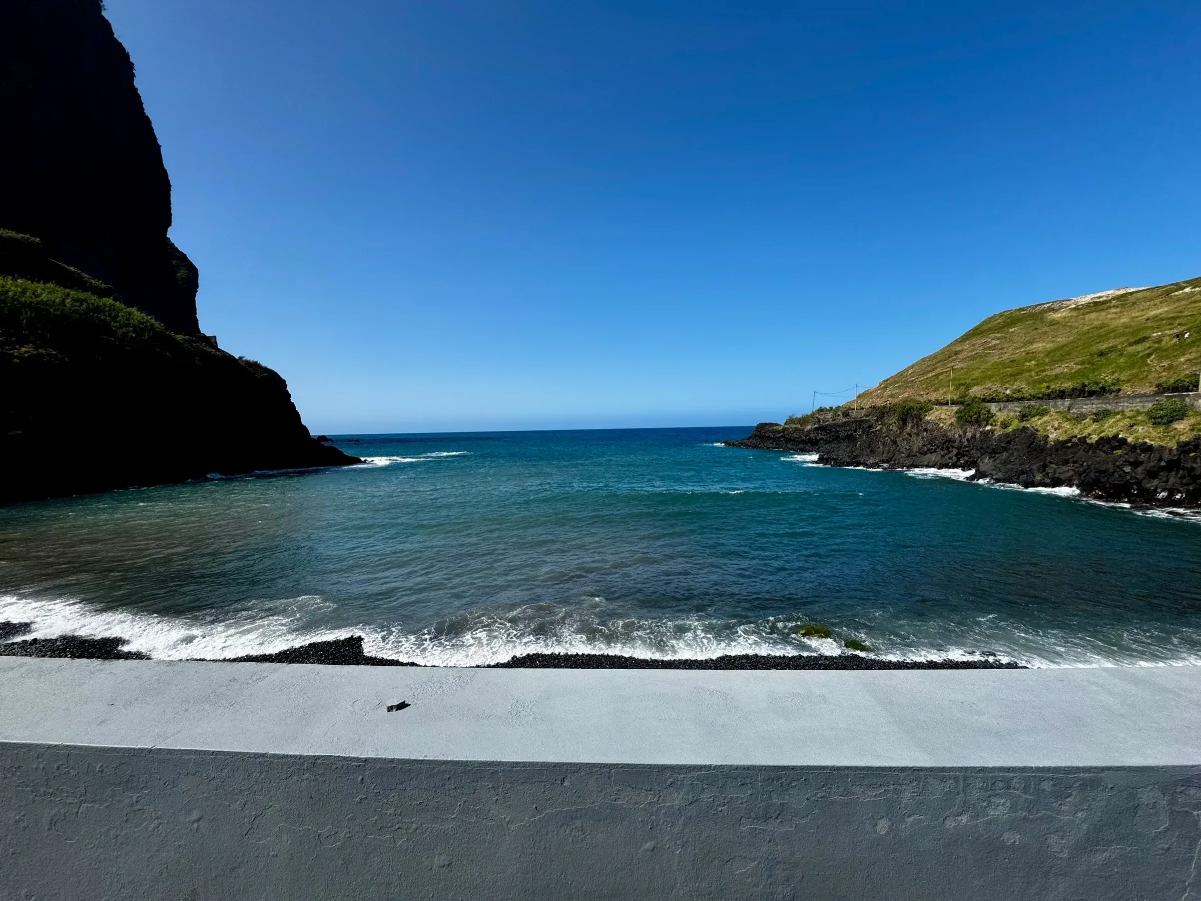 Ruhige Bucht mit Lavastrand auf Madeira
